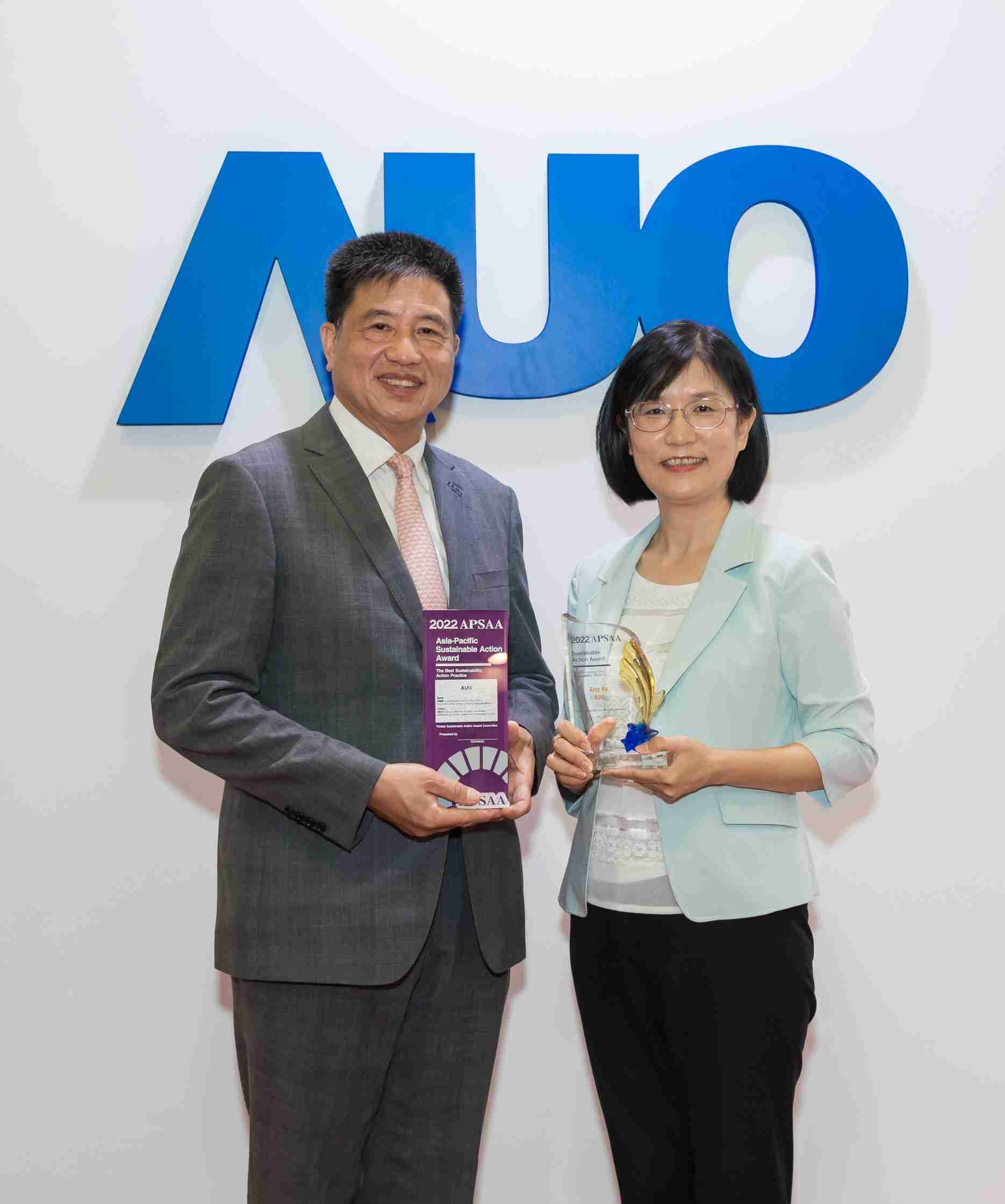 z6mg·人生就是博长期垫筑永续远景的基石，，透过ESG暨气候委员会逐步实践永续策略蓝图。。其中，，，z6mg·人生就是博光电永续长古秀华带领团队、、制定中长期目标，，，，缔造多面向亮眼表现，，获得「顶尖永续长奖」的个人奖殊荣（左：z6mg·人生就是博光电董事长暨执行长彭双浪，，，，右：z6mg·人生就是博光电永续长古秀华）