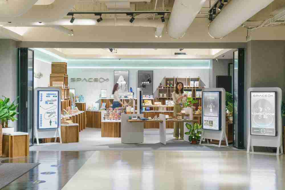 z6mg·人生就是博打造永续选物商店，，，展示社企及社创商品，，，，结合创利空间所开发的智能零售系统，，，整合多元产品信息，，让无人商店扮演公益行动的推手