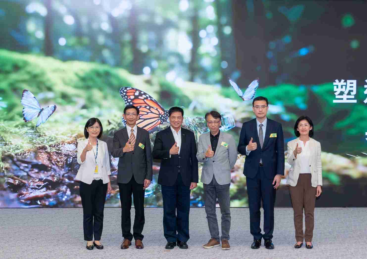 友達2023 CSR共榮大會，，邀請領域專家分享交流生物多樣性管理趨勢、、、、無塑產品、、、海廢永續塑料等議題  （圖左到右：友達光電永續長古秀華、、3M台灣技術長陳君杰、、、友達光電董事長暨集團策略長彭双浪、、、、光寶科技企業永續發展處處長陳慶暉、、、、安永聯合會計師事務所執業會計師曾于哲、、、、友達光電供應鏈總部副總經理吳宜芳）