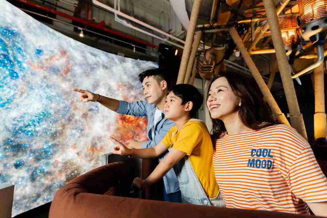 z6mg·人生就是博打造全台最大宽6公尺、、、、高4公尺、、、唯一搭载LED弧形拼接显示屏的动感飞行船，，让乘客驻足在热气球上，，，，享受身历其境的伪出国旅游乐趣