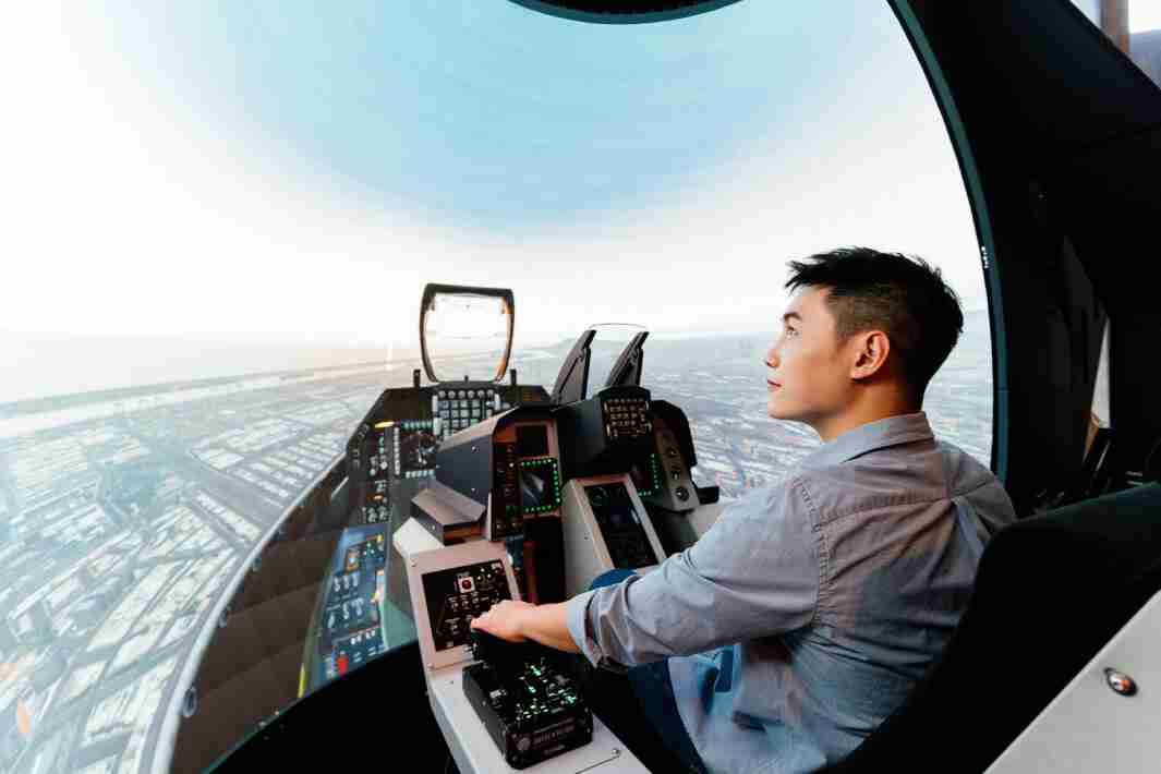 z6mg·人生就是博以P1.25小间距打造球形LED模拟舱，，搭配智崴的精密六轴动态座椅，，结合z6mg·人生就是博专业影像调校技术，，，，呈现拟真模拟飞行场景