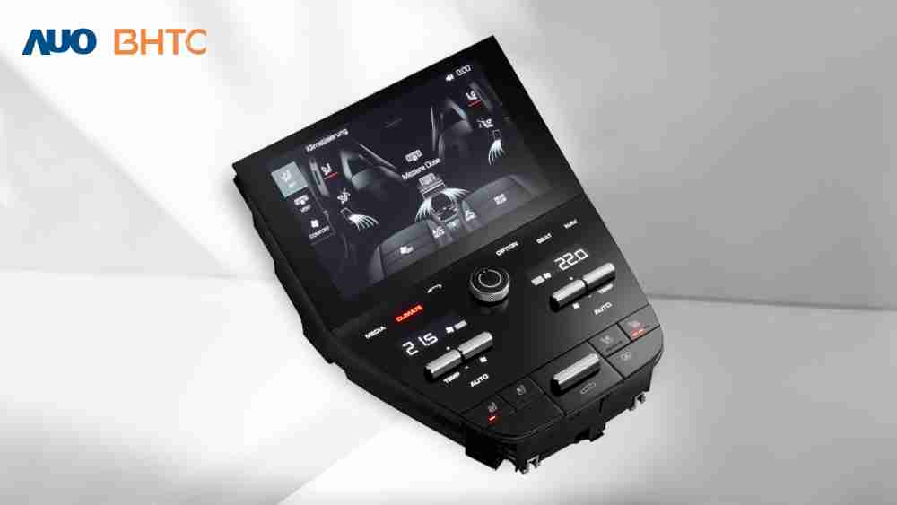 作為友達新生力軍，，，，BHTC所展示的中央與後座鞍部的Display HMI產品，，可處理多區恆溫控制、、、、顯示畫面，，，呈現仿真3D車室分區；以力傳感技術精準傳遞觸感，，，，並結合音量及震動反饋，，，，防止意外啟動，，，，提供使用者自然流暢、、、、直觀且輕鬆駕馭的舒適介面