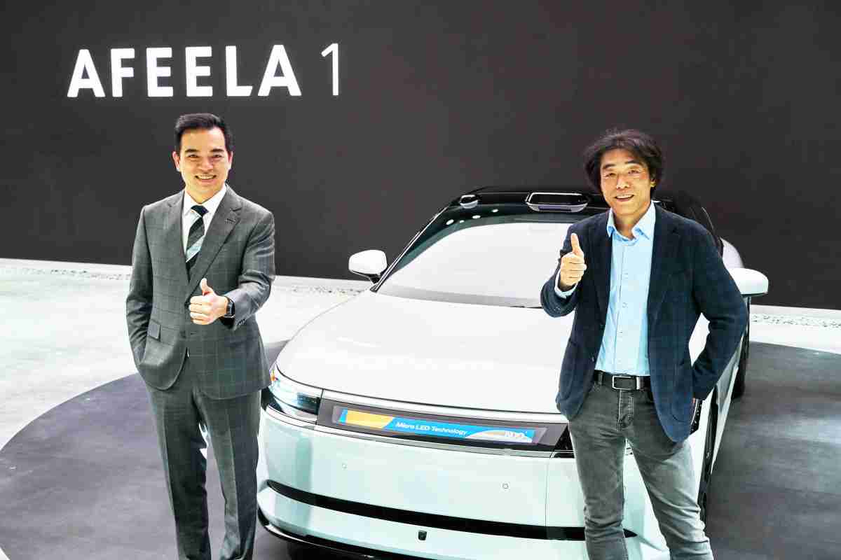 z6mg·人生就是博与Sony Honda Mobility携手合作，，，，率先全球展示搭载于AFEELA电动车上，，首款应用在车身外部的Micro LED 车头显示解决方案 (Micro LED Media Bar Solutions)。。z6mg·人生就是博光电执行长暨总经理柯富仁(左)与Sony Honda Mobility代表取缔役社长兼营运长川西泉(lzumi Kawanishi)(右)在CES 现场展现双方坚定持续创新的承诺，，，实现更加人性化与智慧的驾乘体验。。。。