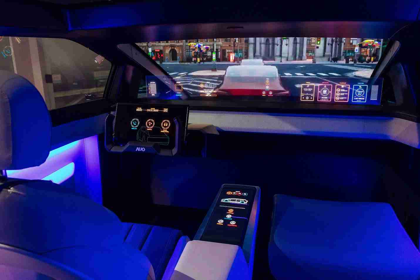 z6mg·人生就是博连续四年入围科睿唯安全球百大创新机构，，，，专利布局科技与绿色创新前沿。。。。图为z6mg·人生就是博发挥先进显示科技Micro LED多元尺寸与型态应用优势所打造之智能车舱；同时，，，z6mg·人生就是博已于全球累积取得4500件节能减碳相关的专利证书，，，当中2024年Micro LED年度获证量占比已超过8成