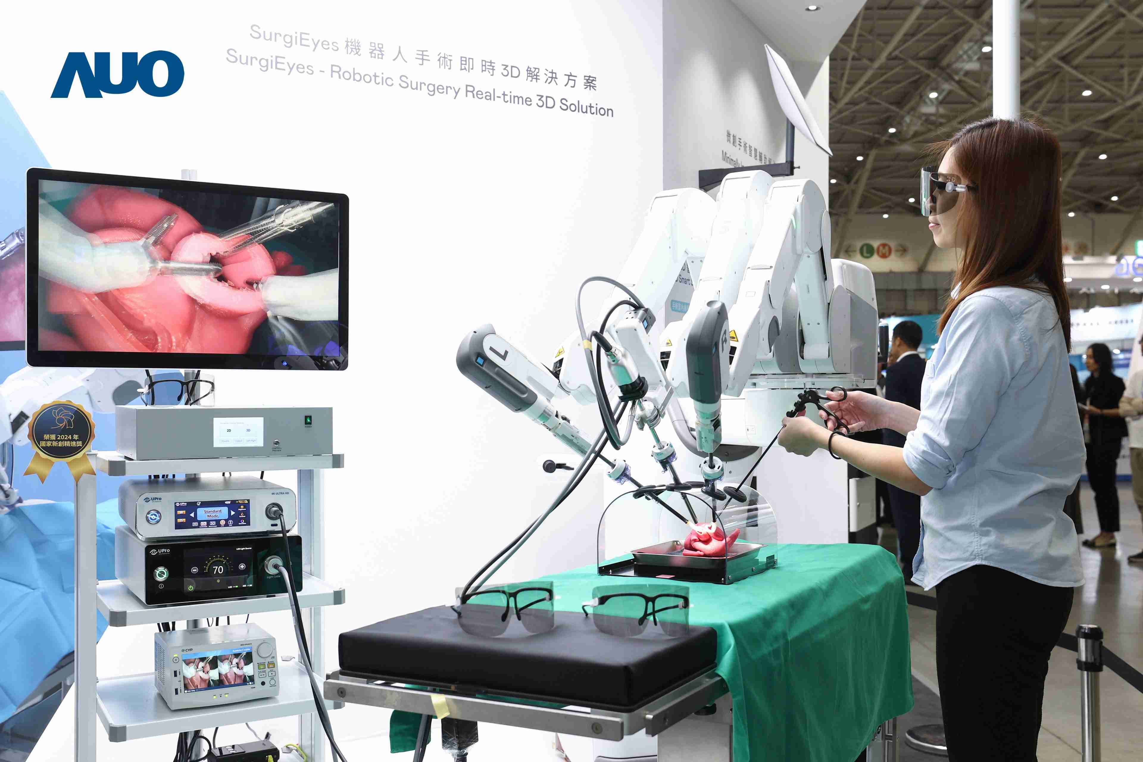 达擎以领先的3D显示技术推出〝SurgiEyes机器人手术实时3D解决方案〞，，整合先进3D图像处理与独家3D垂直宽视角、、、、广色域的显示技术，，，，手术团队可实时同步主刀医师视角看到清晰3D影像，，，提升沟通效率与安全性。。